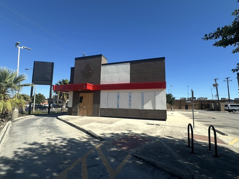 More Photos Of 2002 SW Military, San Antonio Freestanding For Lease