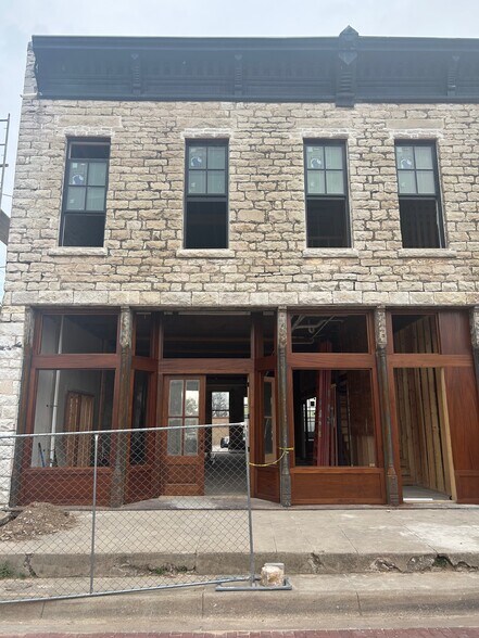 More Photos Of 118 College st, Stephenville General Retail For Lease