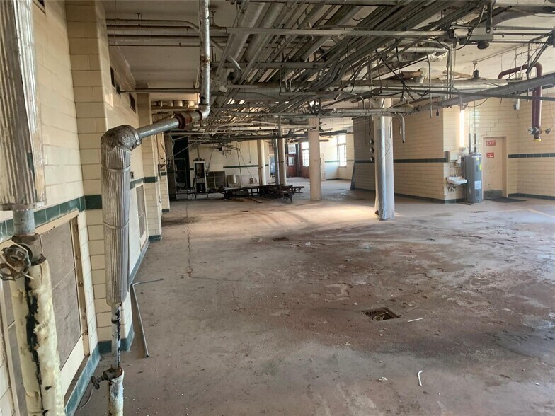 More Photos Of 309 S Pioneer Dr, Abilene Manufacturing For Sale