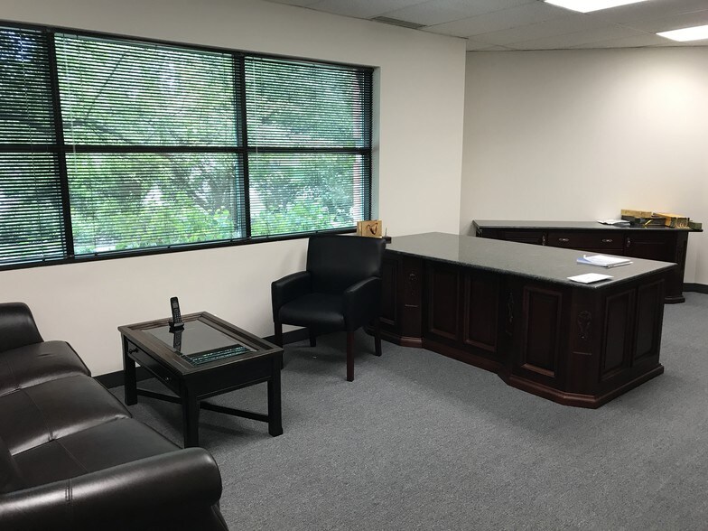 More Photos Of 1303-1359 Barclay Blvd, Buffalo Grove Research And Development For Lease