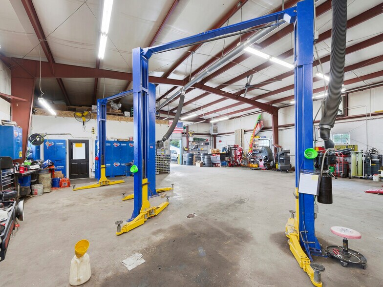 More Photos Of 2109 Spartanburg Hwy, East Flat Rock Industrial For Lease
