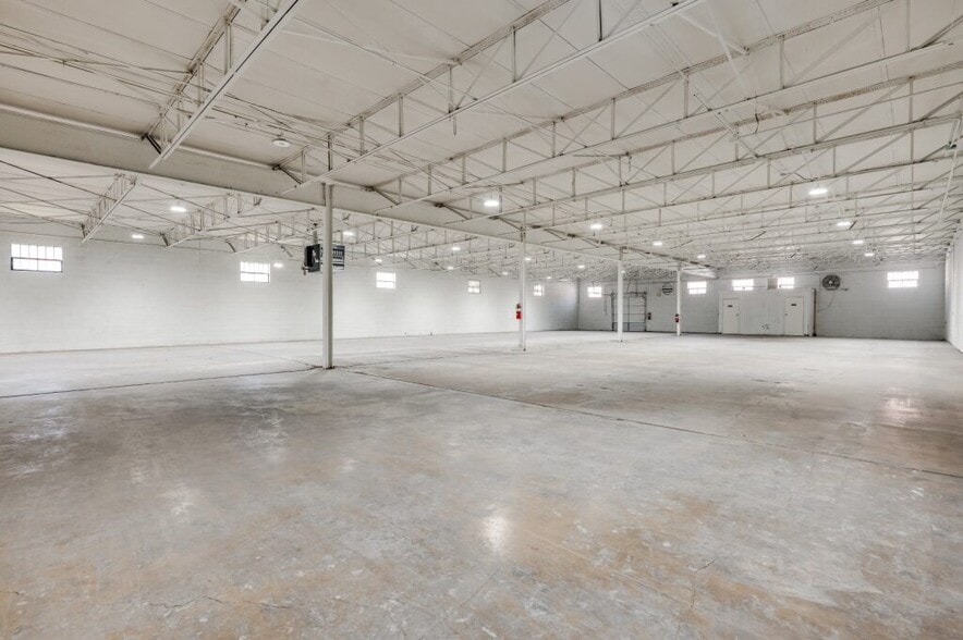 More Photos Of 5131 Sharp St, Dallas Warehouse For Sale