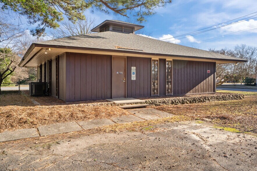 More Photos Of 401 N James St, Goldsboro Medical For Sale