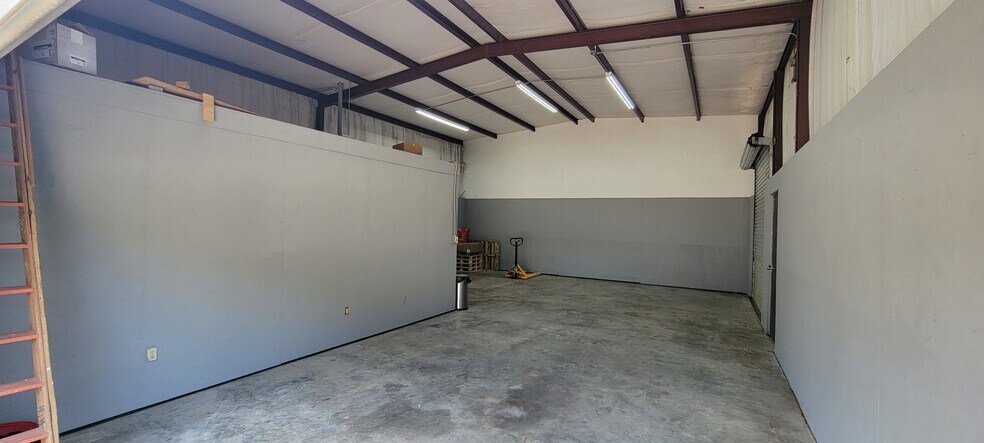 More Photos Of 340 Mechanic St, Tomball Light Distribution For Lease
