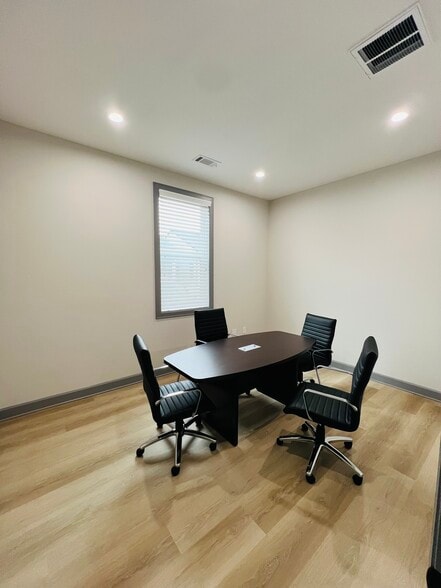 More Photos Of 1325 Main St, Katy Medical For Lease