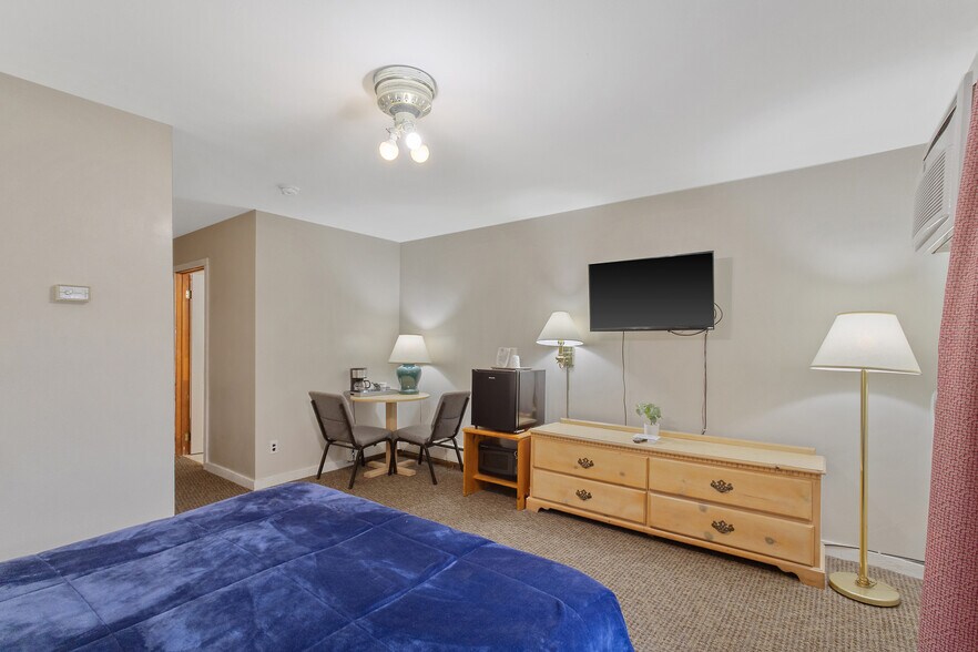 More Photos Of 180 E 10th St, Oswego Hotel For Sale