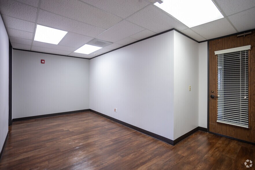 More Photos Of 2400 Augusta Dr, Houston Office For Lease