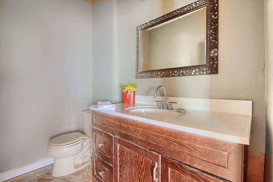 More Photos Of 2555 Sheridan Blvd, Edgewater Storefront Retail Office For Sale