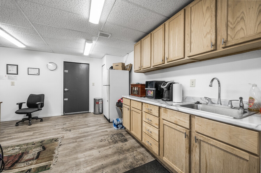 More Photos Of 370 Maryland Ave W, Saint Paul Auto Dealership For Sale