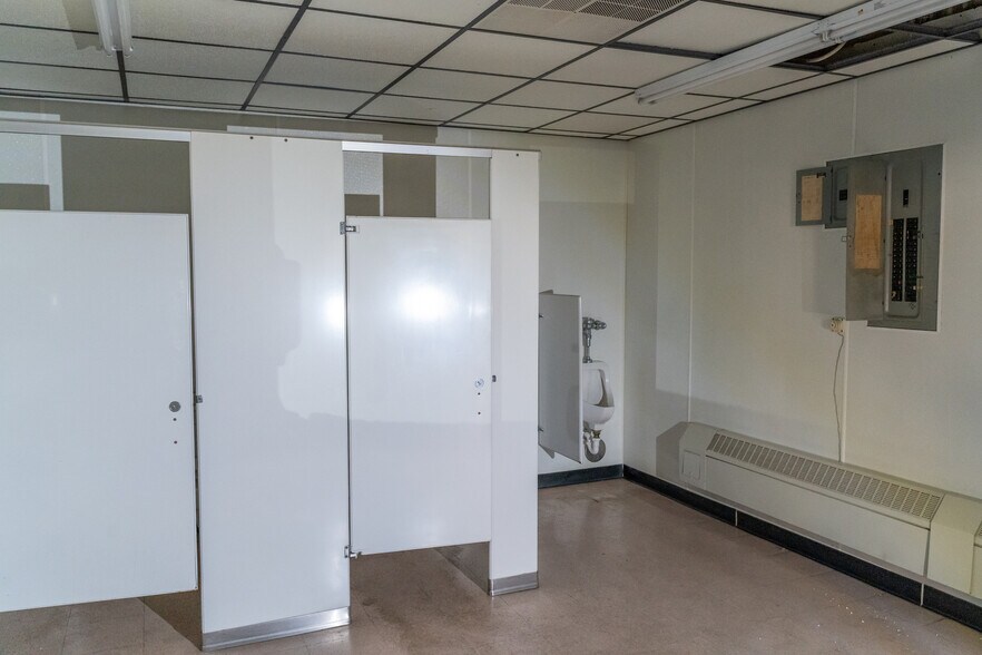 More Photos Of 1575 Lake St, Elmira Manufacturing For Lease