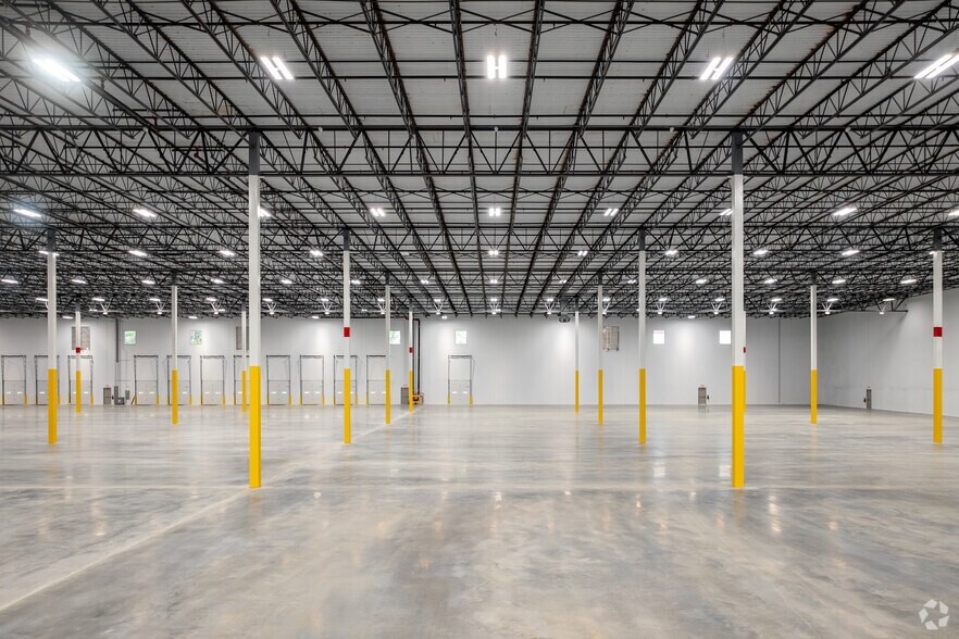 More Photos Of 7995 Bowen Road, Palmetto Distribution For Lease