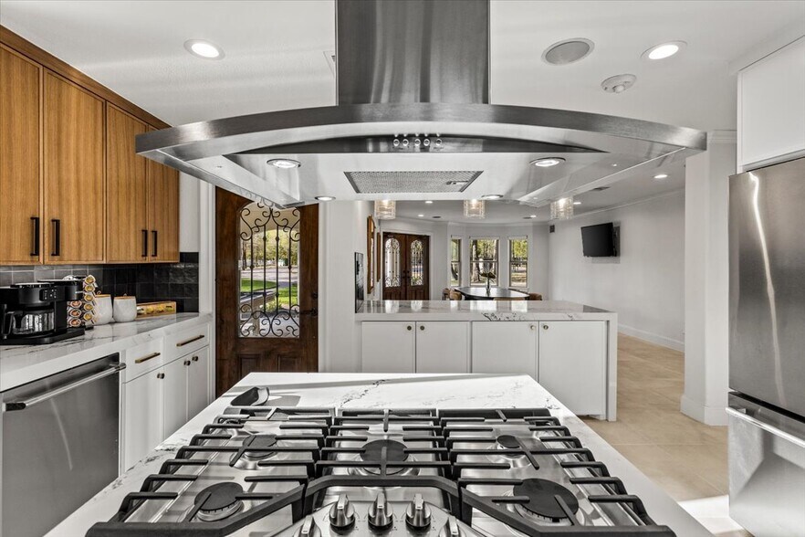 More Photos Of 8811 West Ln, Magnolia Office For Sale