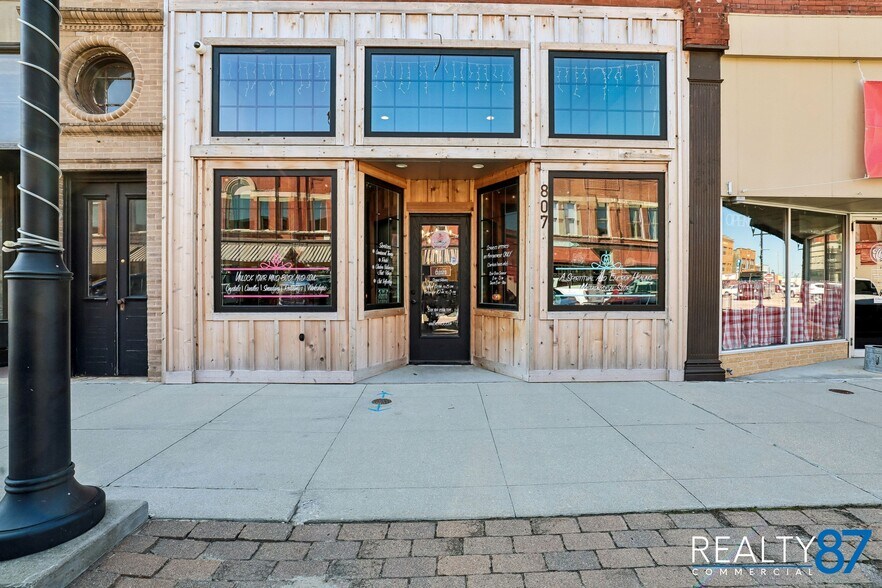 More Photos Of 807 12th st, Belle Plaine General Retail For Sale