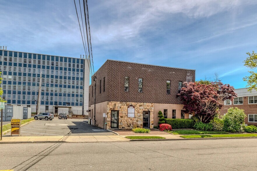 Primary Photo Of 1551 Kellum Pl, Mineola Office For Sale