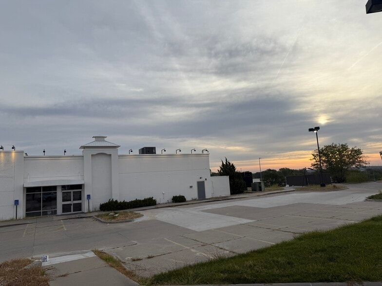 More Photos Of 3949 N 132nd St, Omaha Freestanding For Sale