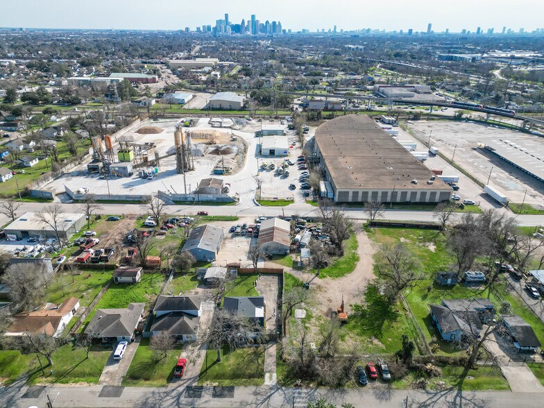 More Photos Of 215 Bennington St, Houston Warehouse For Sale