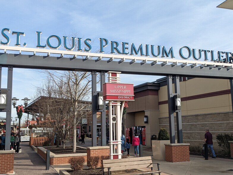 More Photos Of 18575 Outlet Blvd, Chesterfield Land For Lease