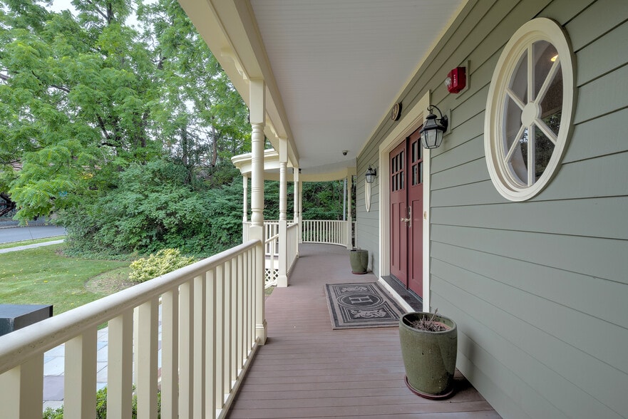 More Photos Of 24 Washington Ave, Chatham Office For Sale