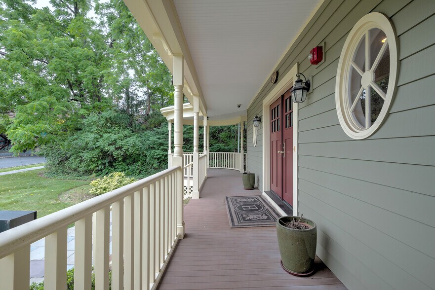 More Photos Of 24 Washington Ave, Chatham Office For Sale