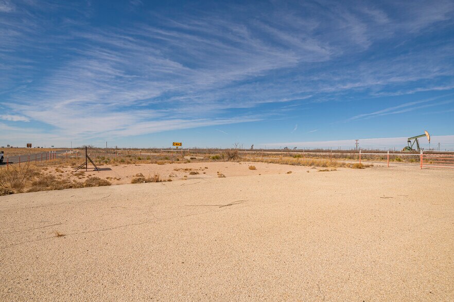 More Photos Of 850 W I-20, Penwell Warehouse For Lease