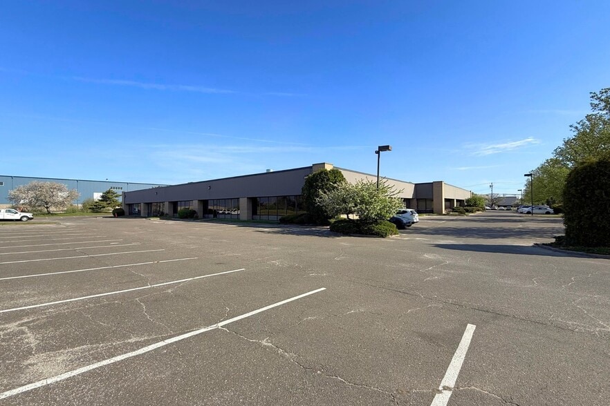 More Photos Of 555 Lordship Blvd, Stratford Showroom For Sale