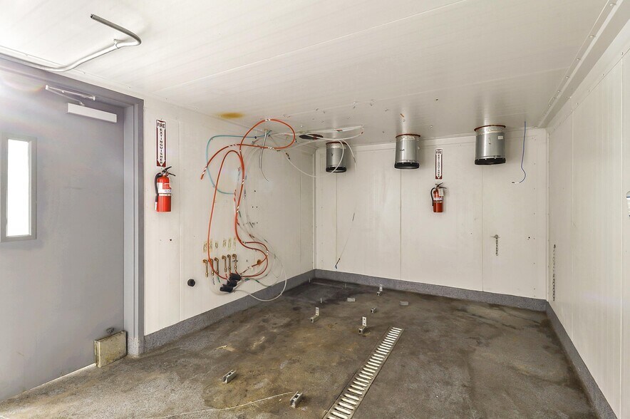 More Photos Of 1025 44th Ave, Oakland Warehouse For Sale