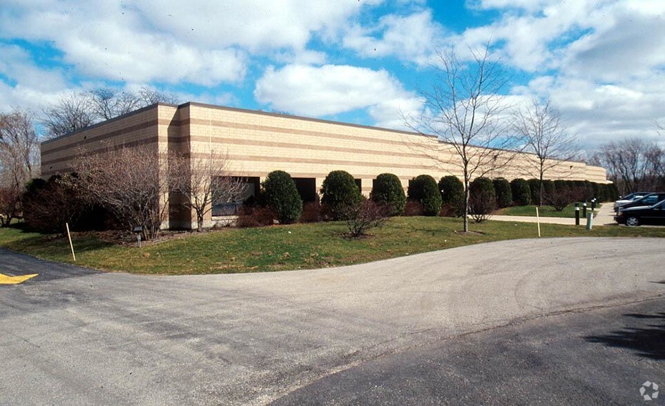 Primary Photo Of 25775-25787 Hillview Ct, Mundelein Light Manufacturing For Lease