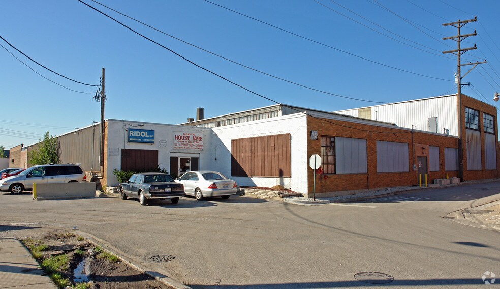 More Photos Of 6801 W 66th Pl, Bedford Park Warehouse For Lease