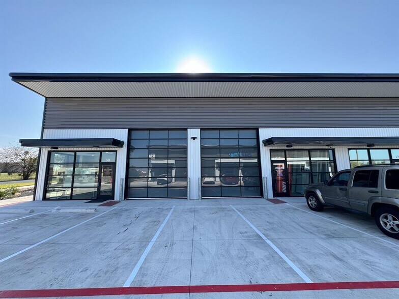 More Photos Of 19832 Panther Dr, Pflugerville Showroom For Lease