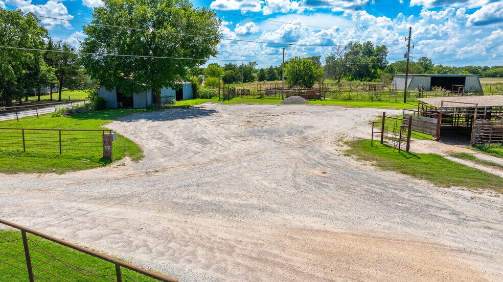 More Photos Of 1853 S Broadway St, Coalgate Flex For Sale