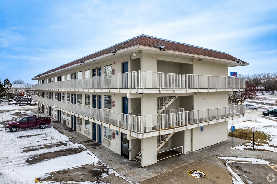 More Photos Of 2300 Cleveland Ave N, Saint Paul Hotel For Sale