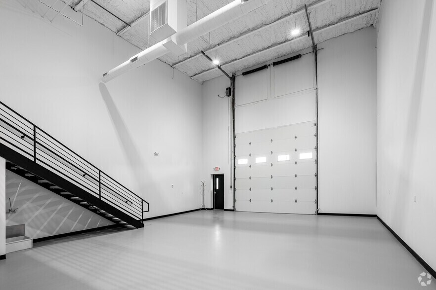 More Photos Of 7700 Broadway Ext, Oklahoma City Light Distribution For Sale