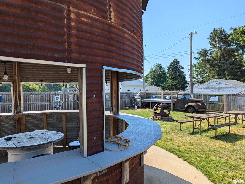 More Photos Of 110 E Knoxville St, Brimfield Restaurant For Sale