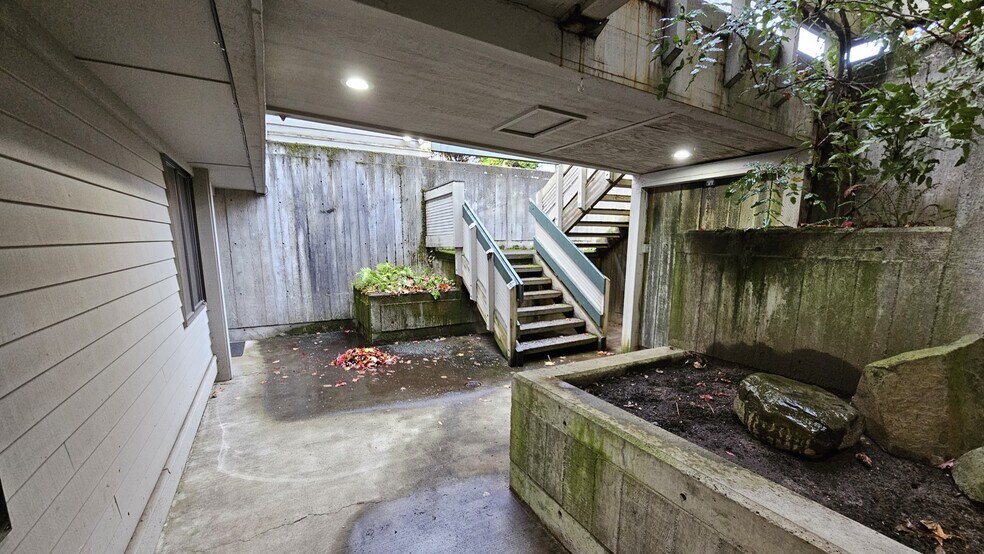 More Photos Of 1000 12th Ave, Longview Medical For Lease