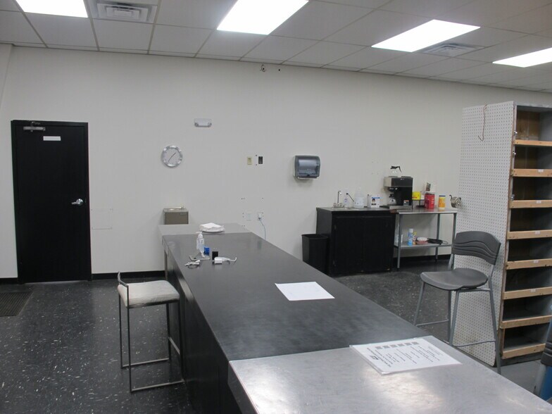 More Photos Of 1411 W Phelps St, Springfield Service For Lease