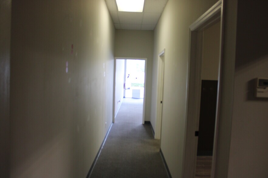 More Photos Of 2260-2292 Commercial Way, Spring Hill Storefront For Lease
