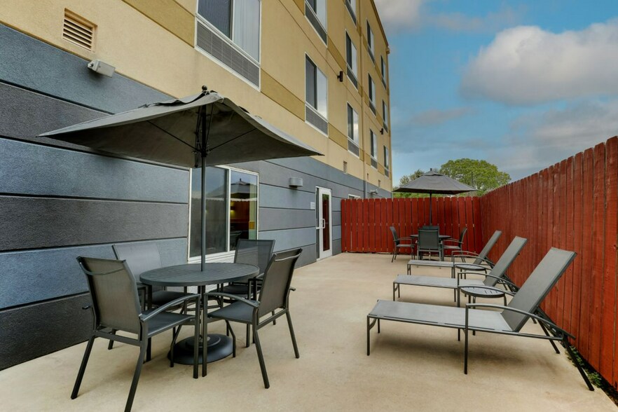 More Photos Of 1111 N Lorraine St, Hutchinson Hotel For Sale