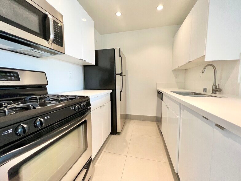 More Photos Of 8811 Burton Way, Los Angeles Apartments For Sale