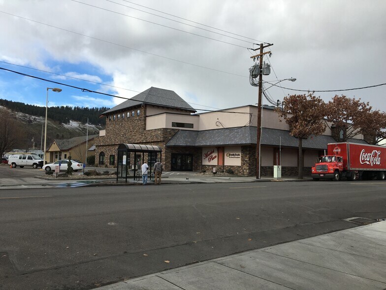 More Photos Of 1912 4th St, La Grande General Retail For Lease