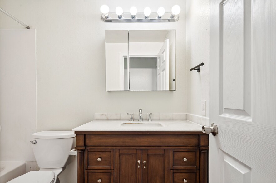 More Photos Of 15455 10th Ave SW, Burien Apartments For Sale