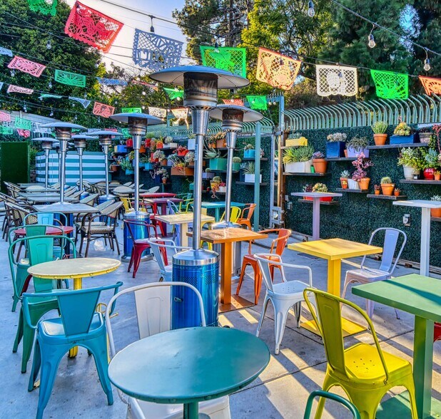 More Photos Of 10628 Ventura Blvd, Studio City Freestanding For Lease