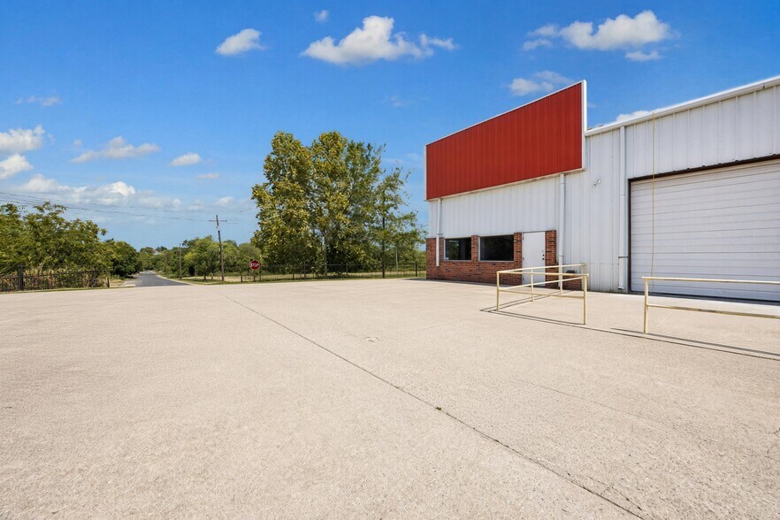More Photos Of 10631 Joseph Clayton Dr, Austin Warehouse For Lease