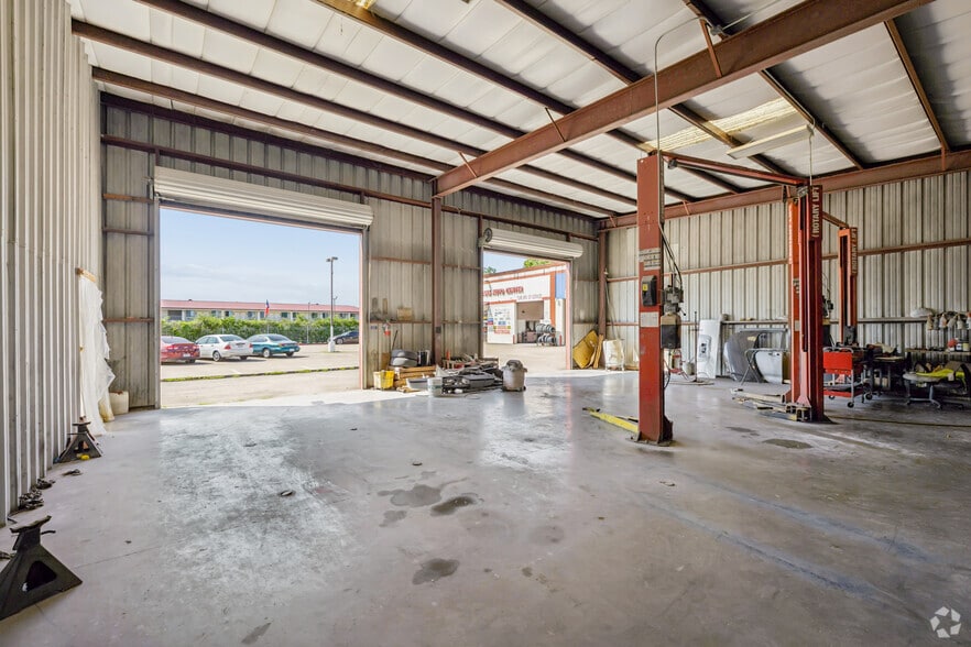 More Photos Of 11239 Veterans Memorial Dr, Houston Auto Repair For Sale