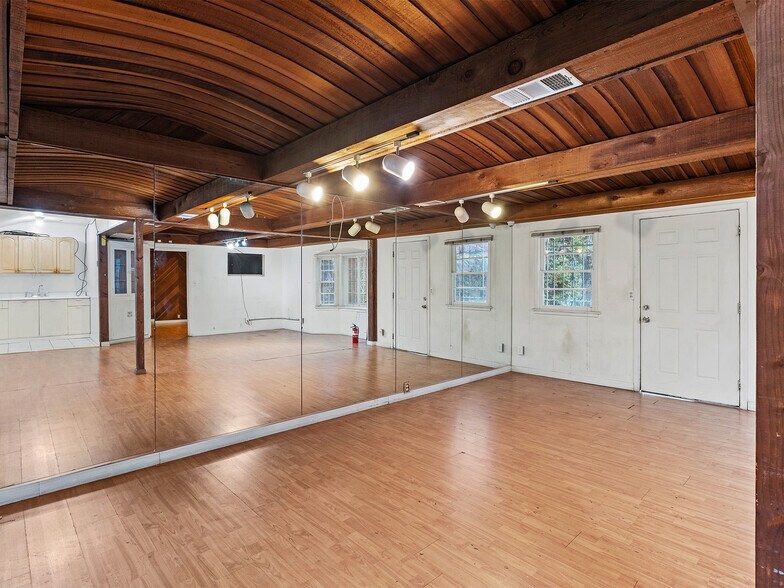 More Photos Of 10746 Magnolia Blvd, North Hollywood Medical For Sale