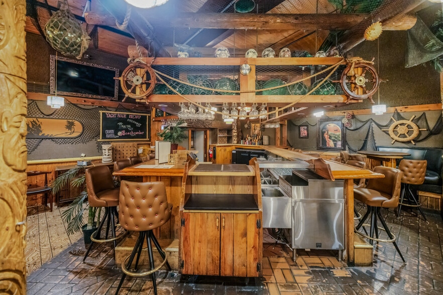 More Photos Of 1900 & 1924 Marshall St NE, Minneapolis Restaurant For Sale