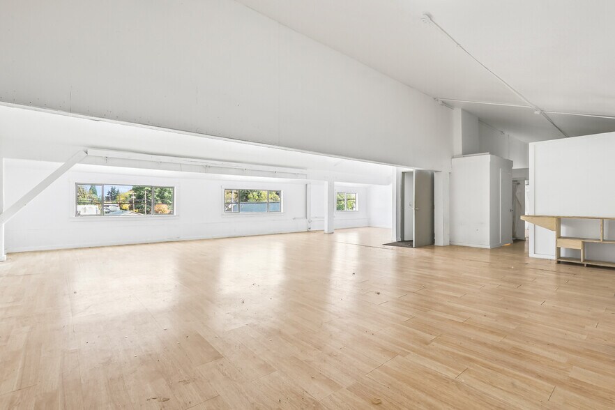 More Photos Of 5816 SE Foster Rd, Portland Flex For Lease