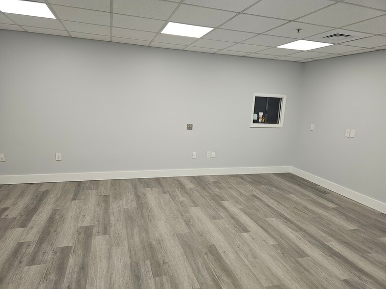 More Photos Of 101 Industrial Dr, Bristol Distribution For Lease