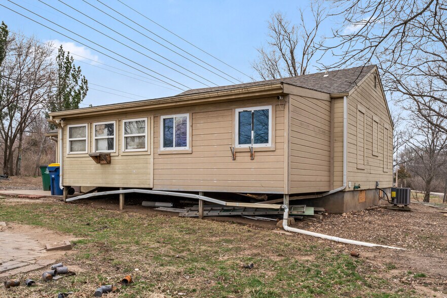 More Photos Of 814 SE Sunnyside School Rd, Blue Springs Warehouse For Sale