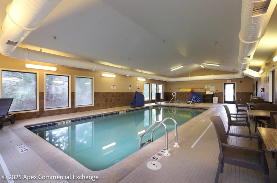 More Photos Of 525 N Canal Rd, Lansing Hotel For Sale