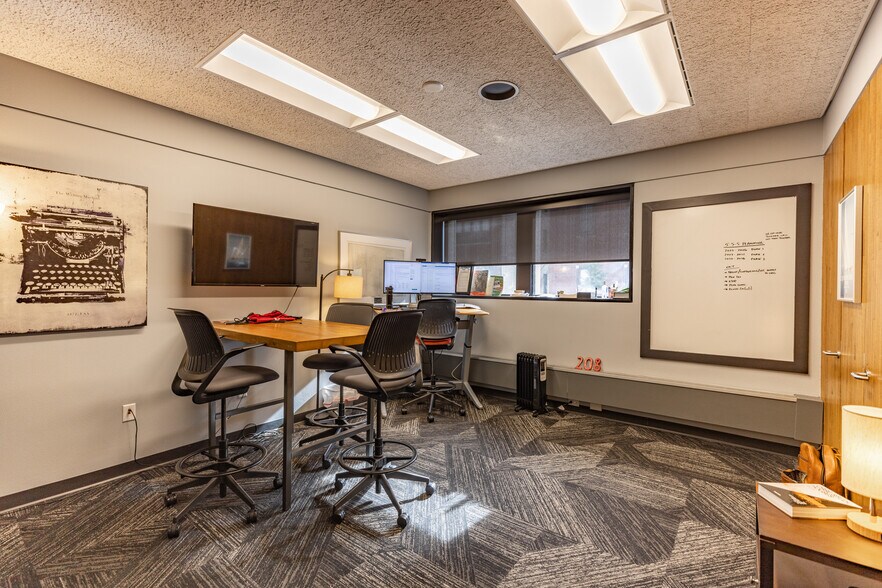 More Photos Of 402-404 E 4th St, Waterloo Office Residential For Sale